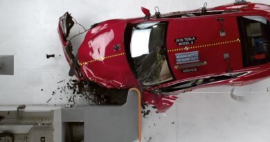 कुछ लोग टेस्ला कारों के कुछ नुकसानों की शिकायत करते हैं! टेस्ला कार के ब्रेक फेलर का मुख्य कारण कभी-कभी सॉफ्टवेयर में त्रुटि होती है। कुछ इस बात को लेकर चिंतित हैं...